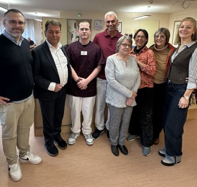 Gruppenbild mit Klaus Ranger und Senioren sowie Geschäftsleitung
