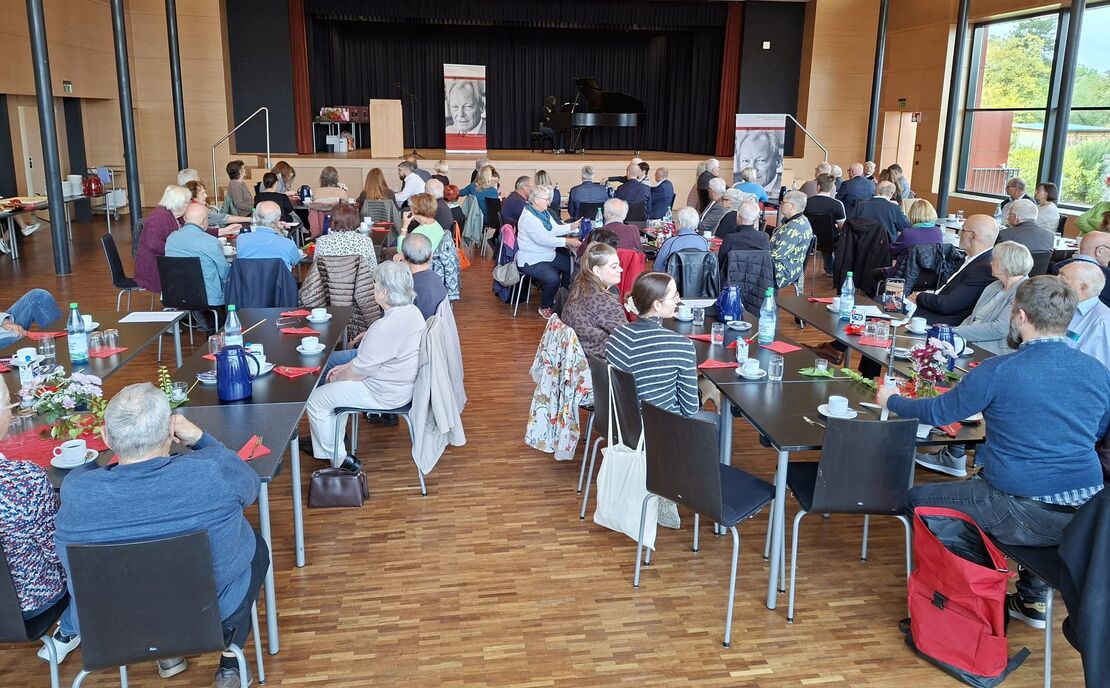 voller Saal