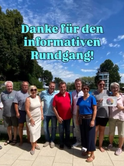 Bild aus Instagram von einer Gruppe vor dem Schwimmbad